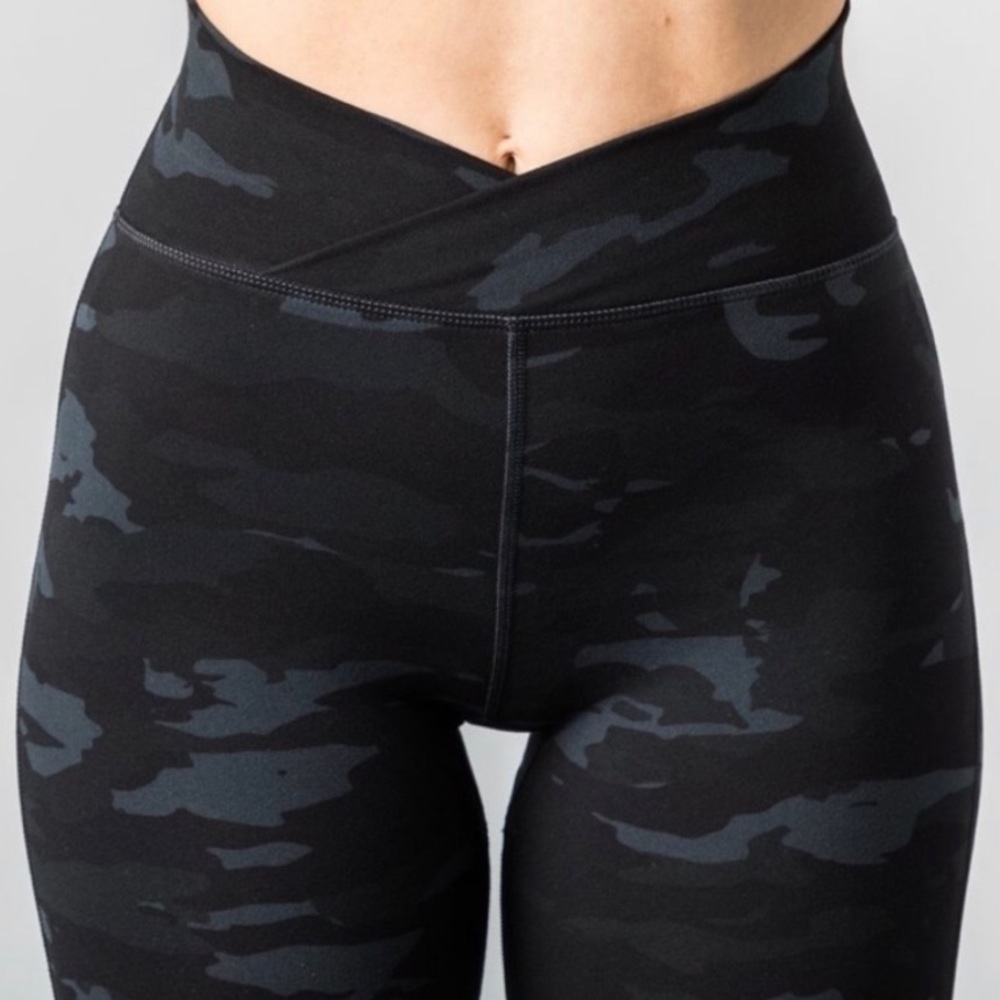ALPHALETE SURFACE PATH CAMO LEGGING
